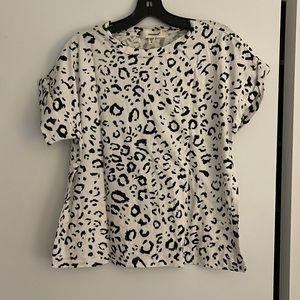 Jak & Rae white leopard print t shirt with cuffed sleeves sz M